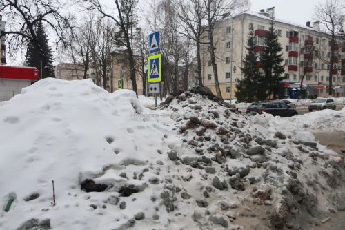 «Ладно я ехала медленно, а так бы быть беде»: В Зеленодольске из-за снежных гор чуть не сбили пешехода
