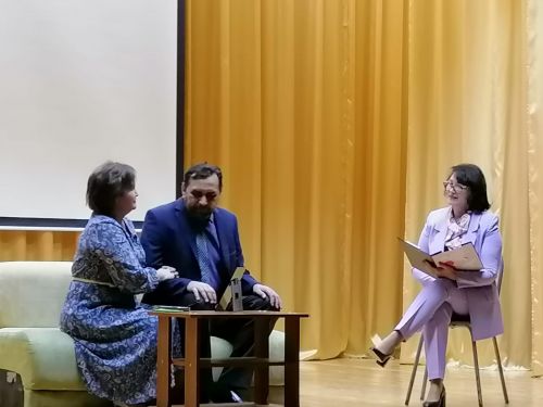 В Нурлатском ДК состоялся благотворительный спектакль народного театра «Эмет- Сайяр» Казанского инженерного лицея