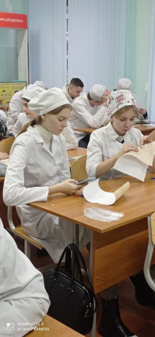 Студенты Зеленодольского медицинского колледжа написали фронтовые письма для солдат, находящихся в зоне СВО