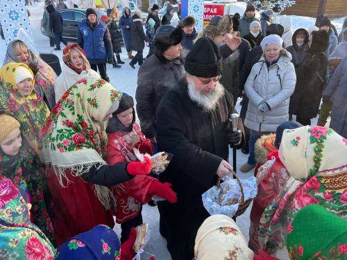 Митрополит Казанский и Татарстанский Кирилл посетил Рождественский фестиваль «Лед и свет» в Зеленодольском районе