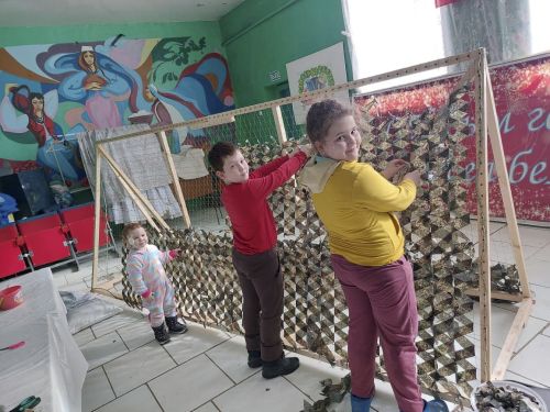 Сотни квадратных метров маскировочный сетей сплели в с. Большой Кульбаш