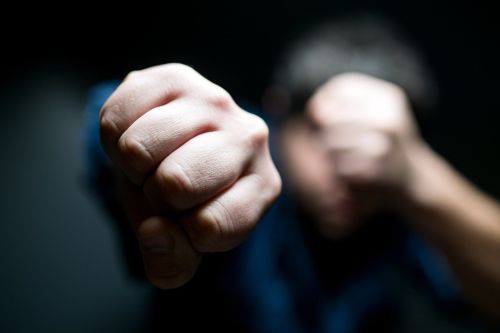 На ул. Ленина возле кафе неизвестный напал на 54-летнего мужчину и отобрал дорогую цепочку