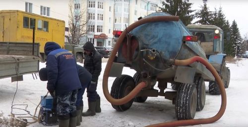 «Спасите, фонтан кипятка и потоп в подвале!»: В Зеленодольске жители одного из домов на улице Первомайской забили тревогу