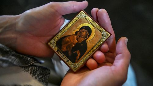 Что делать с иконкой, которая была в руках у умершего, пока он лежал в гробу?
