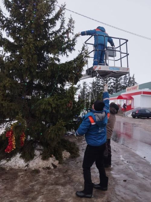 В селе Нурлаты Зеленодольского района  на центральной площади установили новогоднюю ёлку