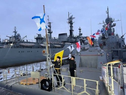 Владимир Путин принял участие в поднятии флага на построенном в Зеленодольске МРК «Наро-Фоминск»