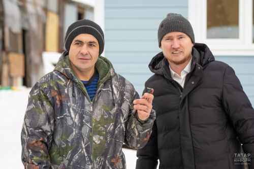 В Больших Ключах торжественно вручили ключи от нового дома многодетной семье Мардановых