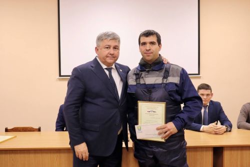 Глава района Михаил Афанасьев наградил сотрудников, которые участвовали в ликвидации аварии на улице Карла Маркса