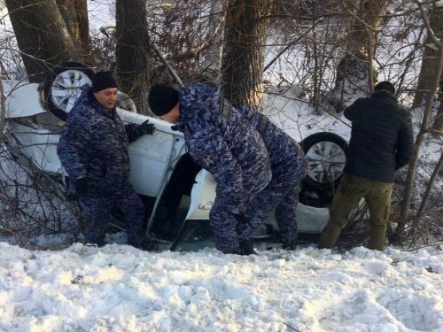 Под Зеленодольском росгвардейцы помогли водителю, который на авто вылетел в кювет