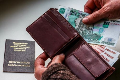 Россиянам решили срочно дать по 25 000 рублей от ПФР. Названа дата прихода денег на карту
