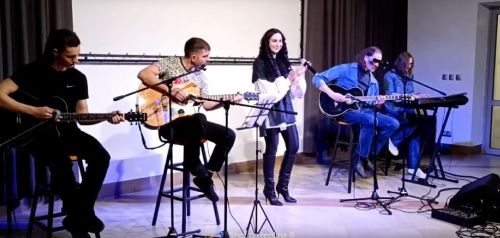 «Легенды рока»: в МЦ ПОРТ прошел концерт, на котором были представлены хиты из репертуара групп «Битлз», «Нирвана» и Боба Дилана