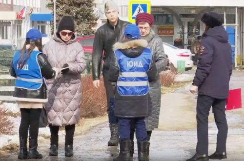 «Смотри по сторонам и носи отражатели!»: Совместный рейд Госавтоинспекции и ЮИДовцев прошел перед каникулами