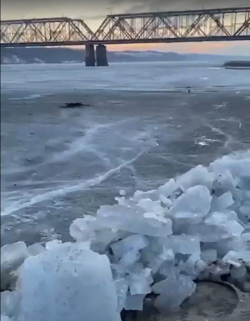 Очевидцы сняли на видео ледоход у Романовского моста в Зеленодольске
