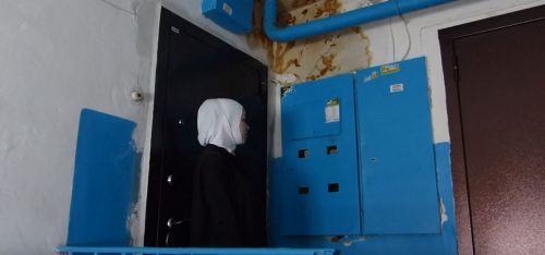 Из-за талой воды произошло короткое замыкание в подъезде дома №20 по улице Ленина