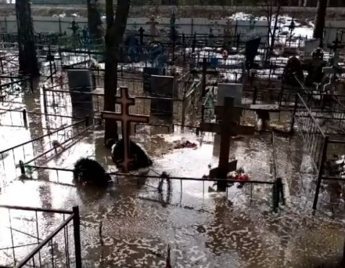 В зеленодольском кладбище десятки могил оказались под водой