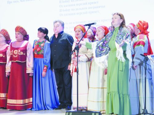 В родных напевах –  голос Родины. Концерт «Поём под гармонь!» собрал полный зал зрителей