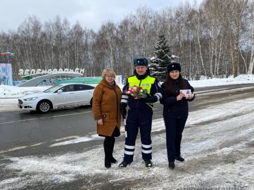 Зеленодольских автоледи с наступающим 8 марта поздравили сотрудники ГИБДД Зеленодольска