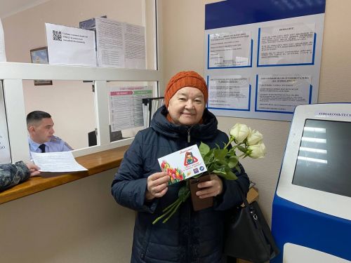 Зеленодольских автоледи с наступающим 8 марта поздравили сотрудники ГИБДД Зеленодольска