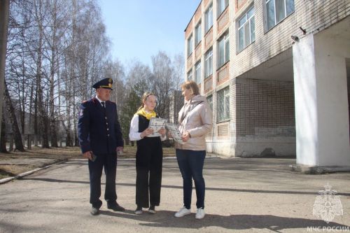 Юные помощники пожарных. Зеленодольские спасатели оценили творчество учеников школы №7