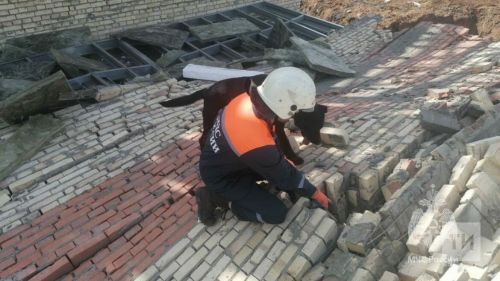 В Куюках обрушилась стена строящегося дома, под завалами могут быть люди