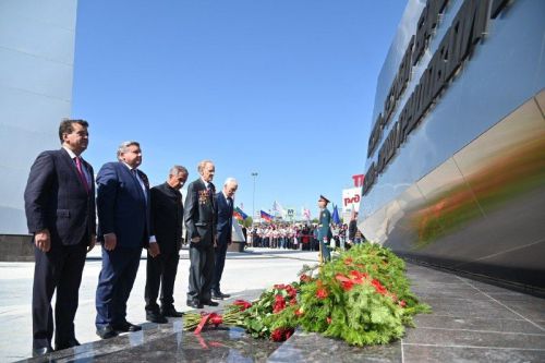 В Казани Минниханов открыл стелу «Город трудовой доблести»
