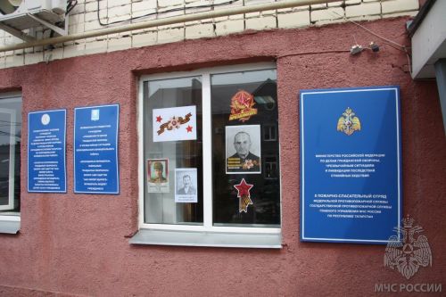 Зеленодольские огнеборцы приняли участие во Всероссийской патриотической акции «Окна Победы»