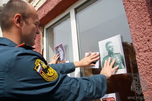 Зеленодольские огнеборцы приняли участие во Всероссийской патриотической акции «Окна Победы»