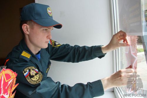 Зеленодольские огнеборцы приняли участие во Всероссийской патриотической акции «Окна Победы»