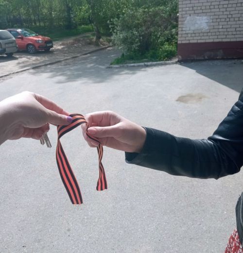 Добровольцы Зеленодольского Центра «Форпост» раздают георгиевские ленты в парках города