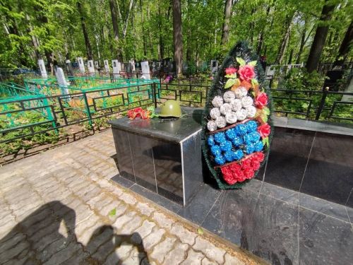 Мобильный репортёр: студенты ЗМК навели порядок на могиле неизвестного солдата