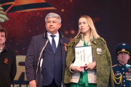 В Зеленодольске на параде Победы вручили посмертные награды семьям погибших бойцов в зоне СВО