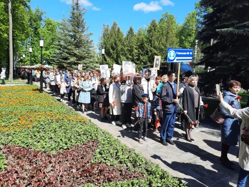 Зеленодольцы шли на Вечный огонь целыми семьями, чтобы почтить память соотечественников, погибших на полях войны