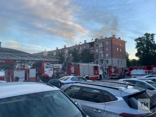 В Казани вспыхнул пожар на крыше пятиэтажки