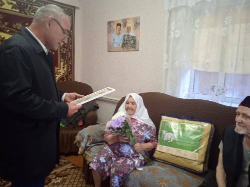 В селе Нурлаты поздравили супружеские пары с «золотой» свадьбой