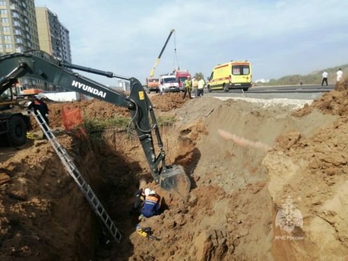 На стройке в Татарстане рабочего насмерть завалило грунтом