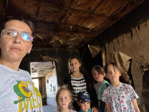 Без крыши над головой. Многодетная семья в Больших Ключах, потеряв в пожаре дом, надеется на помощь