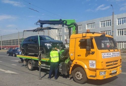 Казанец заперся в Mercedes, чтобы не отдавать авто судебным приставам