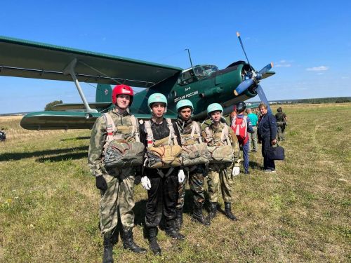 Юнармейцы профильного отряда «ЮнАвиа» совершили прыжки с парашютом на территории Марий Эл