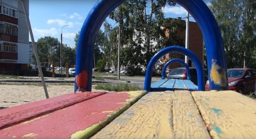 «Теперь я плачу. Просто нет сил смотреть»: детский уголок стал превращаться в унылый и небезопасный для малышей двор