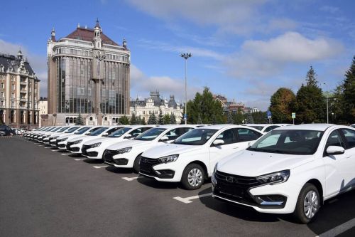 Минниханов вручил автомобиль управлению образования ЗМР