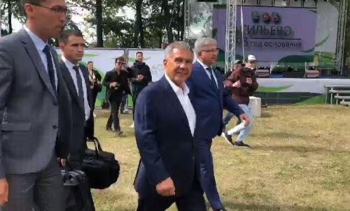 Минниханов вручил ключи от нового микроавтобуса главе посёлка Васильево Матвееву Вячеславу