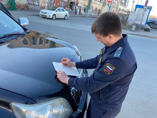 Многодетная алиментщица  благоустраивает территорию Заинска