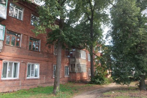 Дом №1 на улице Декабристов не похож ни на один в Зеленодольске, чем-то даже напоминает замок
