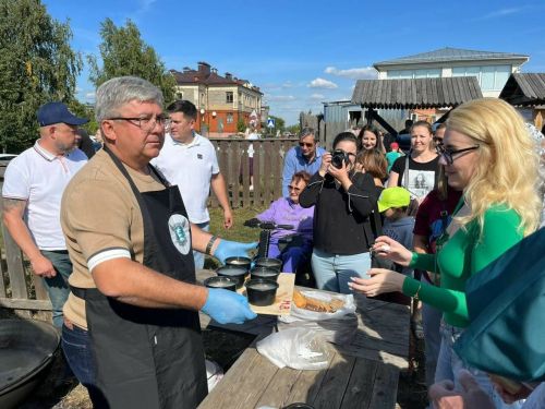 Михаил Афанасьев раздал более 300 порций вкуснейшей ухи на фестивале «Свияжская уха»