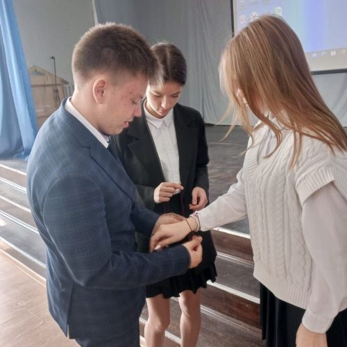 В память о жертвах теракта, произошедшего в Беслане, в учебных заведениях города Зеленодольский Центр «Форпост» организовал акцию «Открытая ладонь»