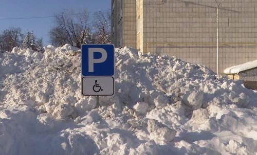 Некоторые дворы в Зеленодольске всё ещё в снежном плену