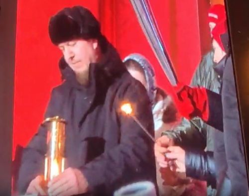 «Запомним на всю жизнь»: молодожены из Казани привезли семейный огонь с выставки «Россия»