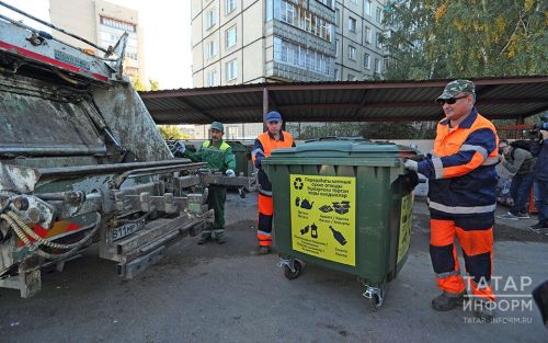 В Набережных Челнах работники мусоровоза перебрали пять тонн мусора ради утерянного обручального кольца