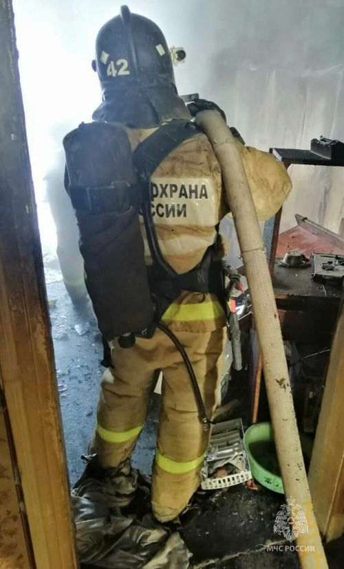В Казани пожарные спасли мать с ребенком из загоревшейся квартиры