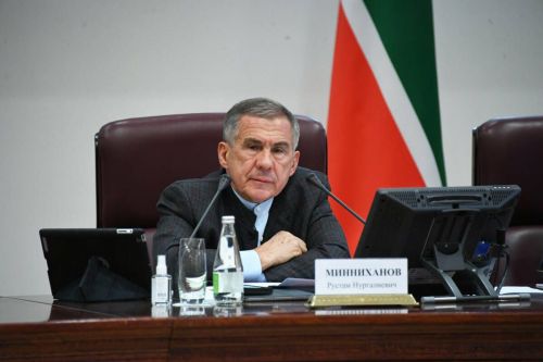 Рустам Минниханов поздравил жителей Татарстана с Днем государственного флага республики